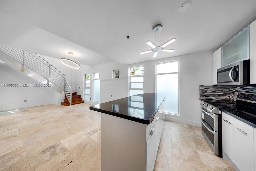 Active With Contract: $549,990 (2 beds, 2 baths, 1062 Square Feet)