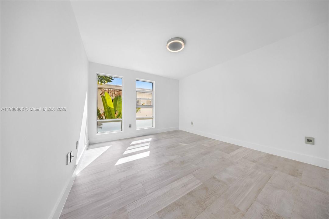 Active With Contract: $549,990 (2 beds, 2 baths, 1062 Square Feet)