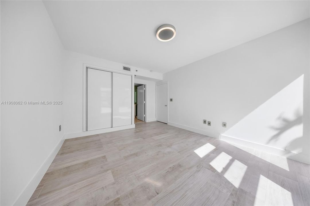 Active With Contract: $549,990 (2 beds, 2 baths, 1062 Square Feet)