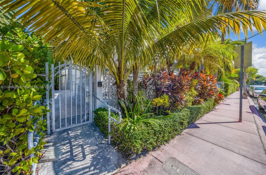 Active With Contract: $549,990 (2 beds, 2 baths, 1062 Square Feet)