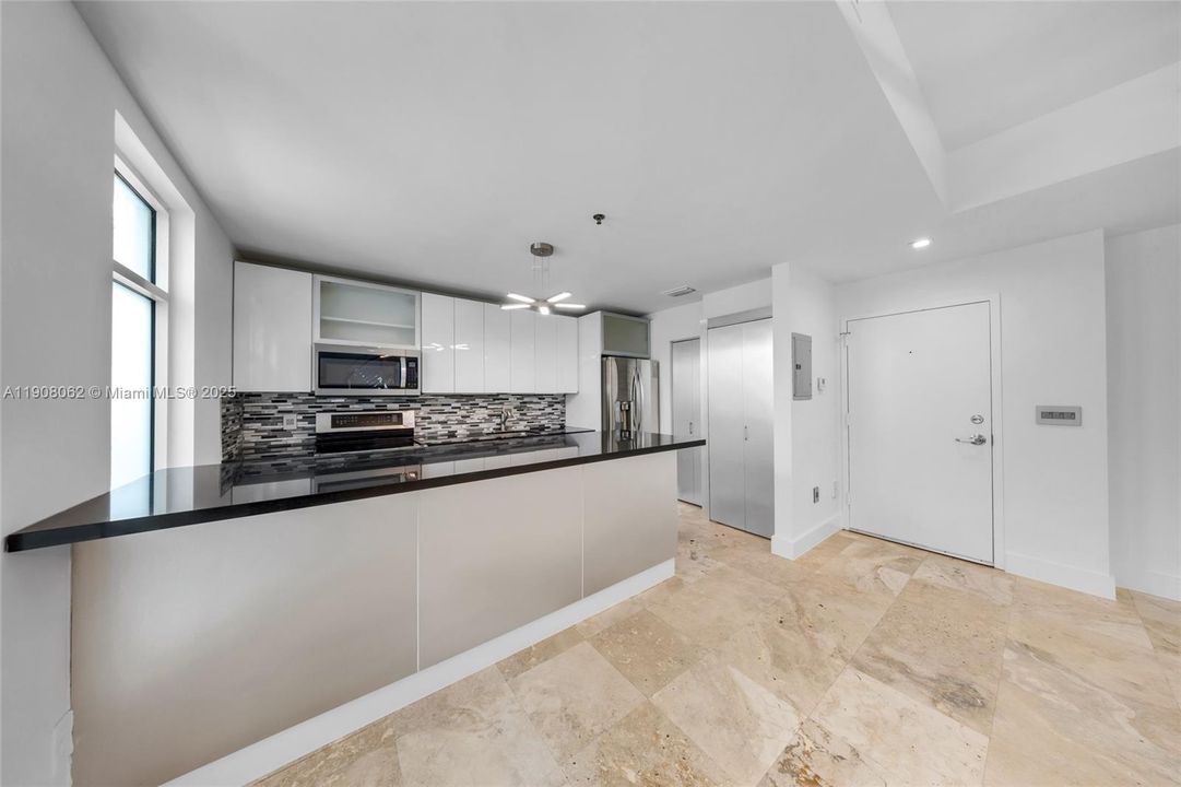 Active With Contract: $549,990 (2 beds, 2 baths, 1062 Square Feet)