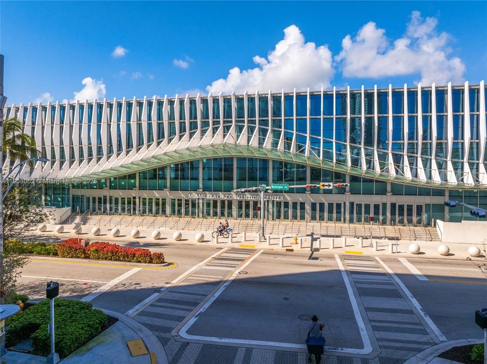 Active With Contract: $549,990 (2 beds, 2 baths, 1062 Square Feet)