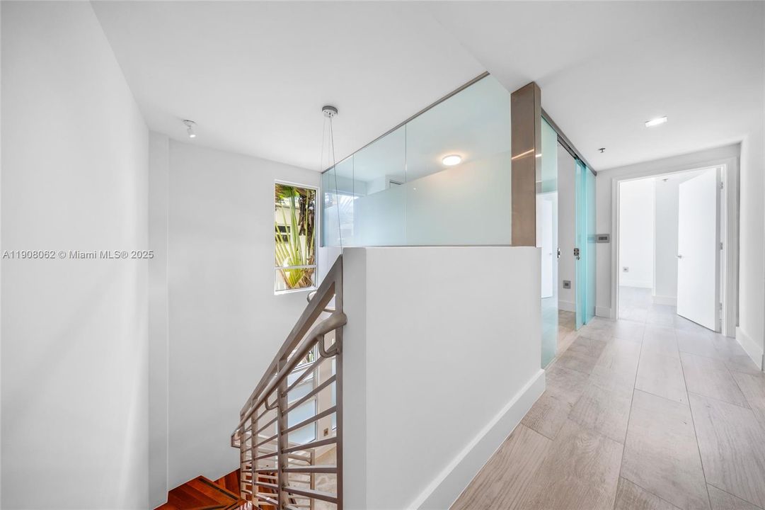 Active With Contract: $549,990 (2 beds, 2 baths, 1062 Square Feet)