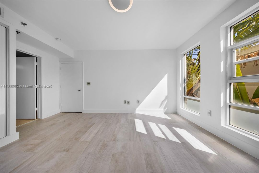 Active With Contract: $549,990 (2 beds, 2 baths, 1062 Square Feet)