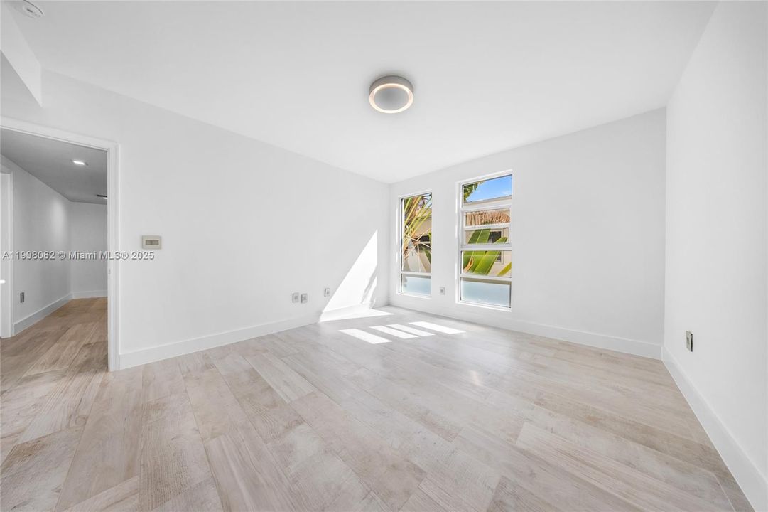 Active With Contract: $549,990 (2 beds, 2 baths, 1062 Square Feet)