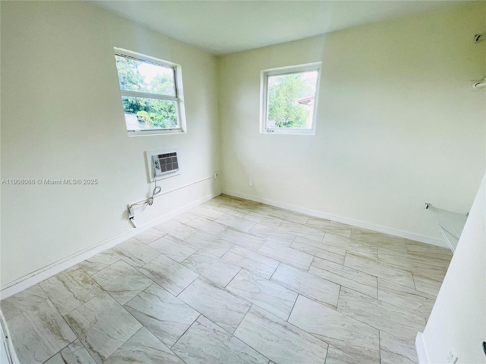 合同活跃: $1,700 (2 贝兹, 1 浴室, 700 平方英尺)