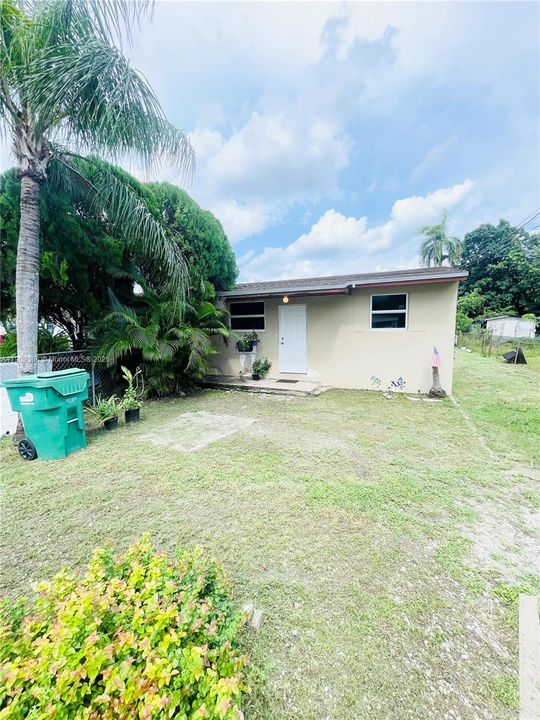 合同活跃: $1,700 (2 贝兹, 1 浴室, 700 平方英尺)