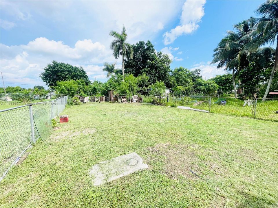 合同活跃: $1,700 (2 贝兹, 1 浴室, 700 平方英尺)