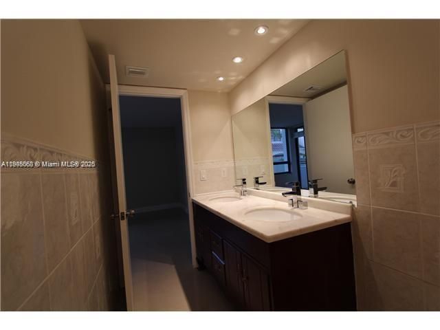 For Rent: $2,500 (2 beds, 2 baths, 1255 Square Feet)