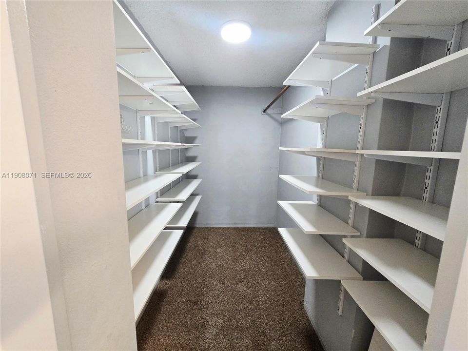 For Rent: $2,900 (1 beds, 1 baths, 850 Square Feet)