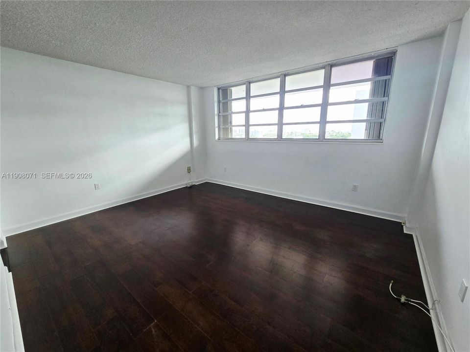 For Rent: $2,900 (1 beds, 1 baths, 850 Square Feet)