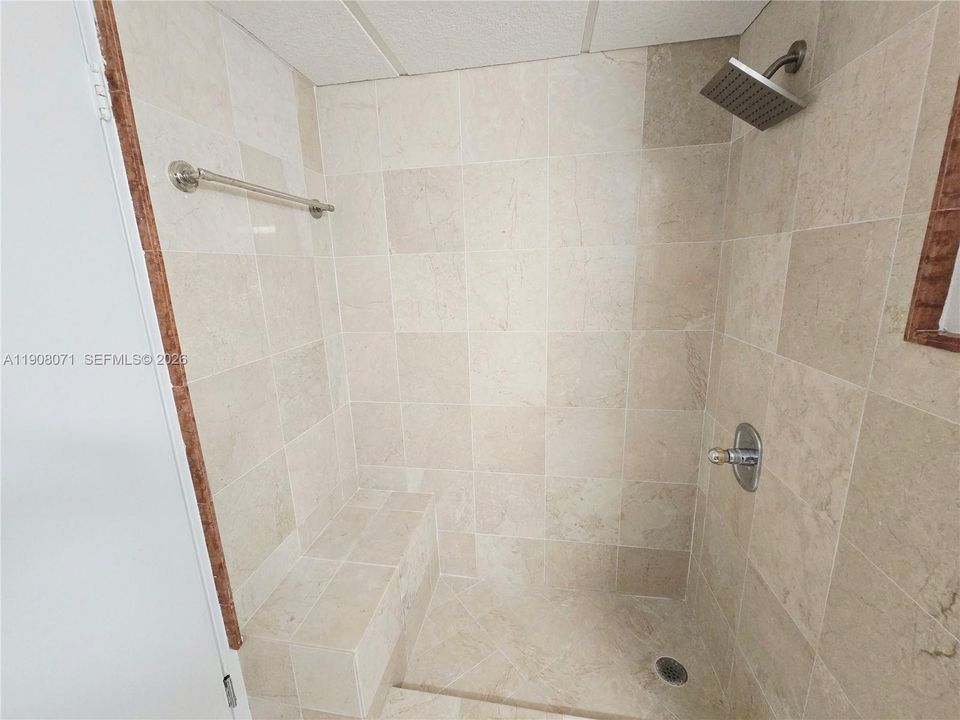 For Rent: $2,900 (1 beds, 1 baths, 850 Square Feet)