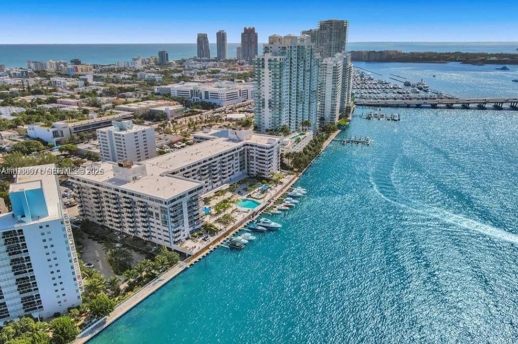 For Rent: $2,900 (1 beds, 1 baths, 850 Square Feet)