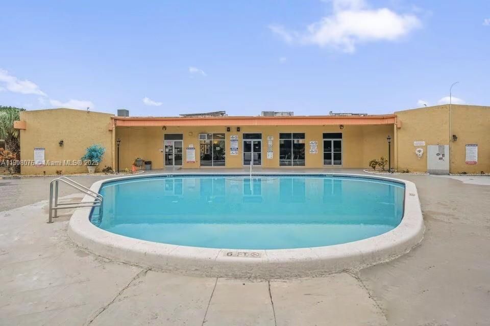 待售: $160,000 (1 贝兹, 1 浴室, 695 平方英尺)