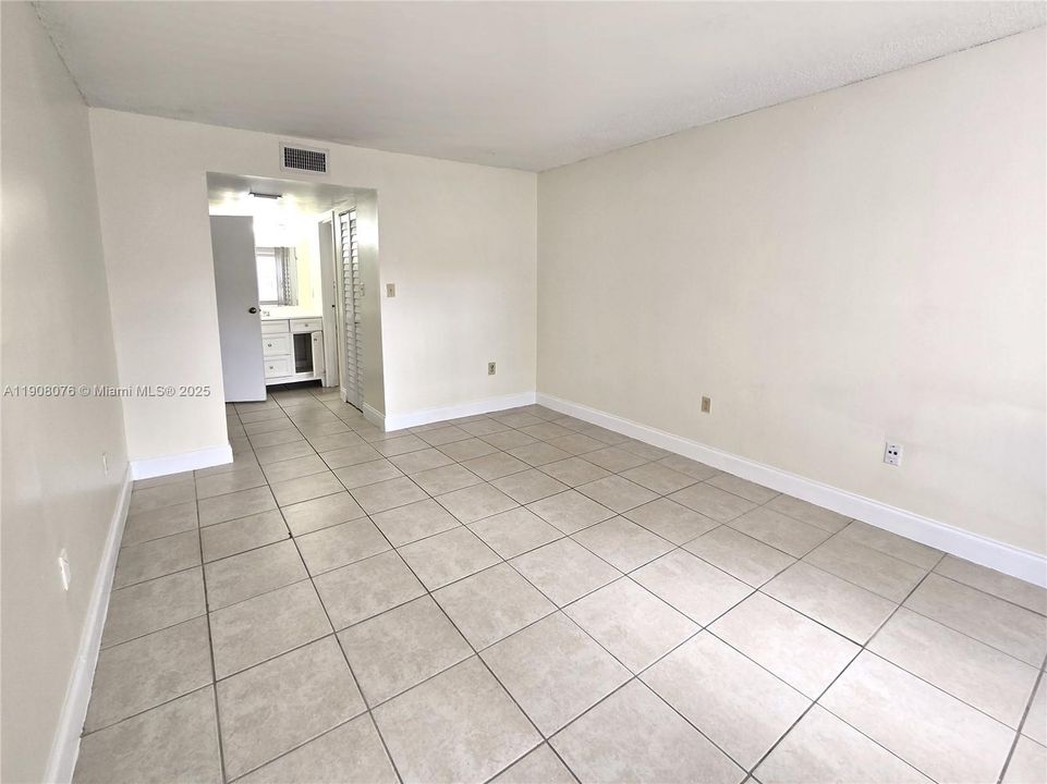 待售: $160,000 (1 贝兹, 1 浴室, 695 平方英尺)