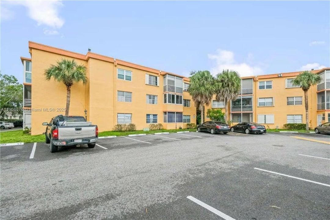 待售: $160,000 (1 贝兹, 1 浴室, 695 平方英尺)