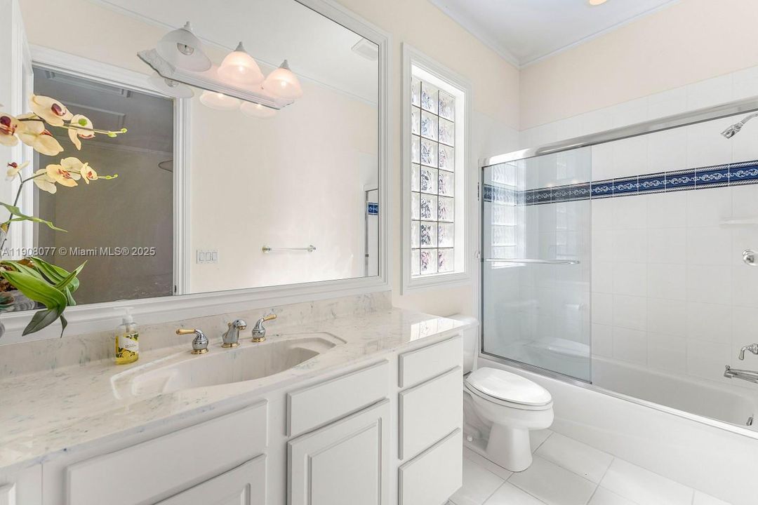 Guest room 2 on-suite bath