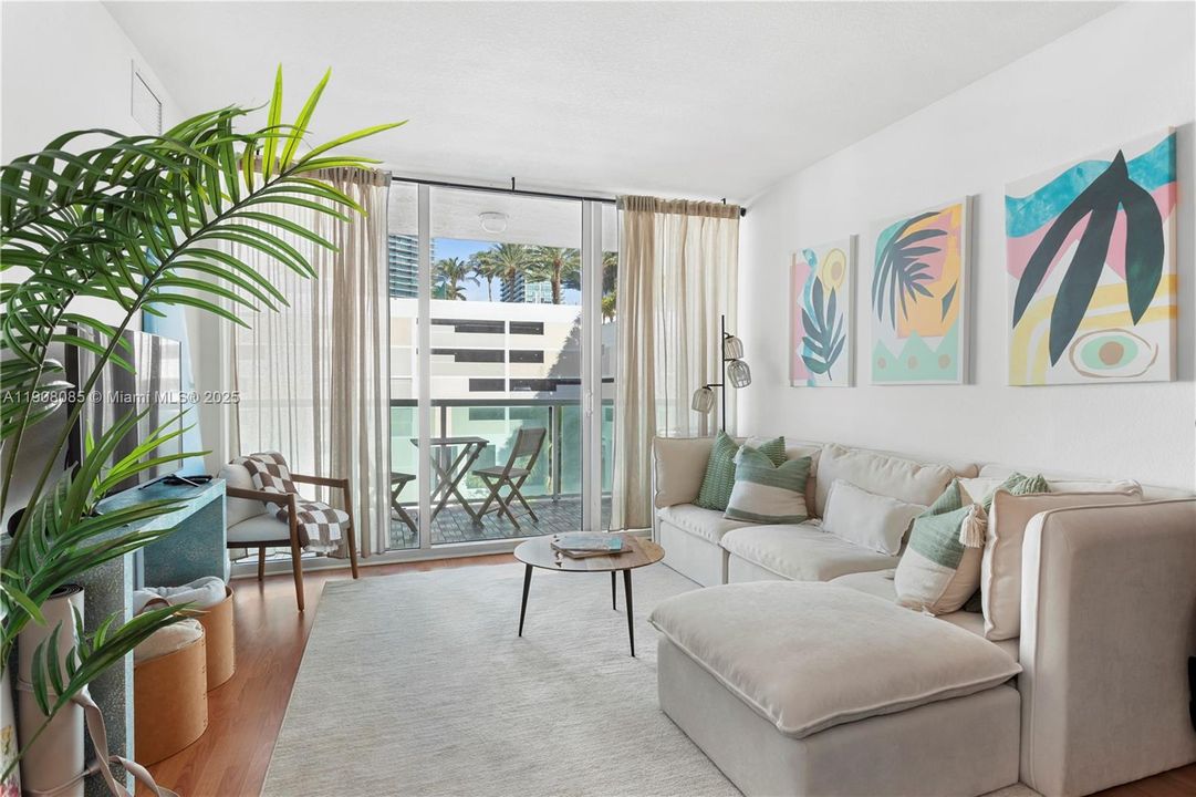 合同活跃: $2,150 (1 贝兹, 1 浴室, 677 平方英尺)