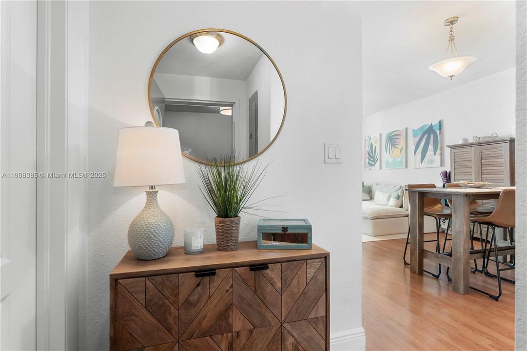 合同活跃: $2,150 (1 贝兹, 1 浴室, 677 平方英尺)