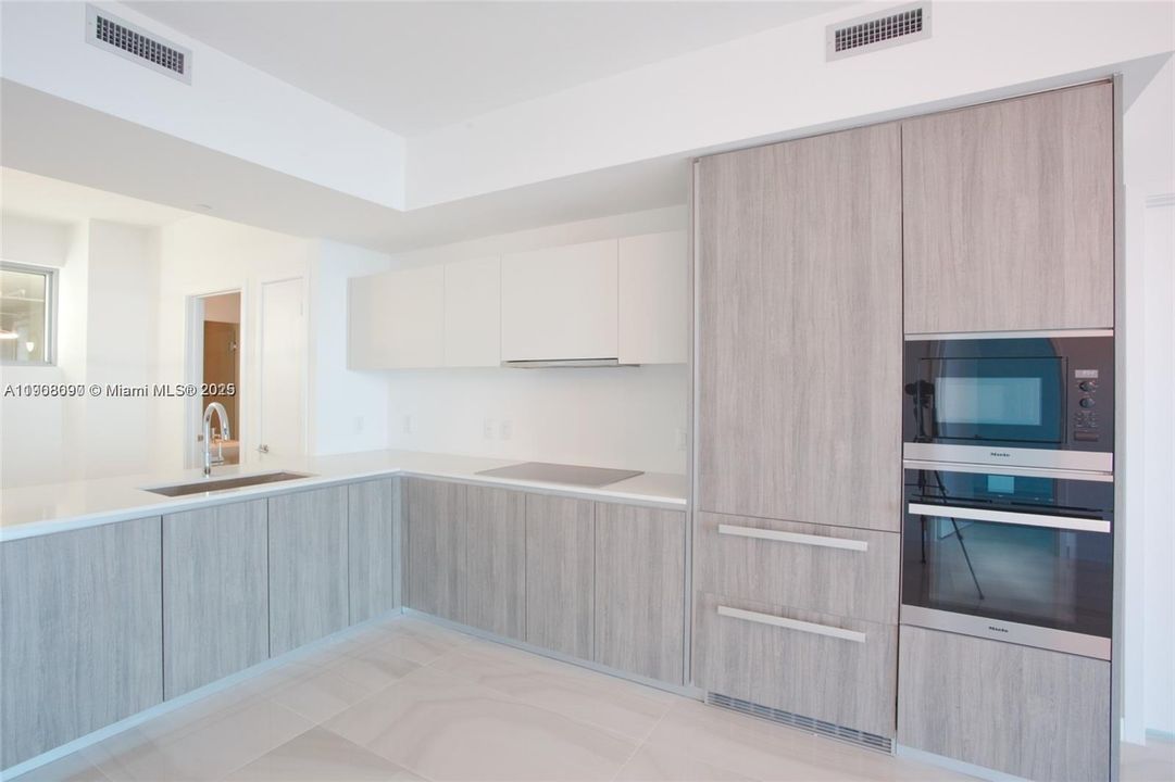 Recently Rented: $5,500 (2 beds, 3 baths, 1137 Square Feet)