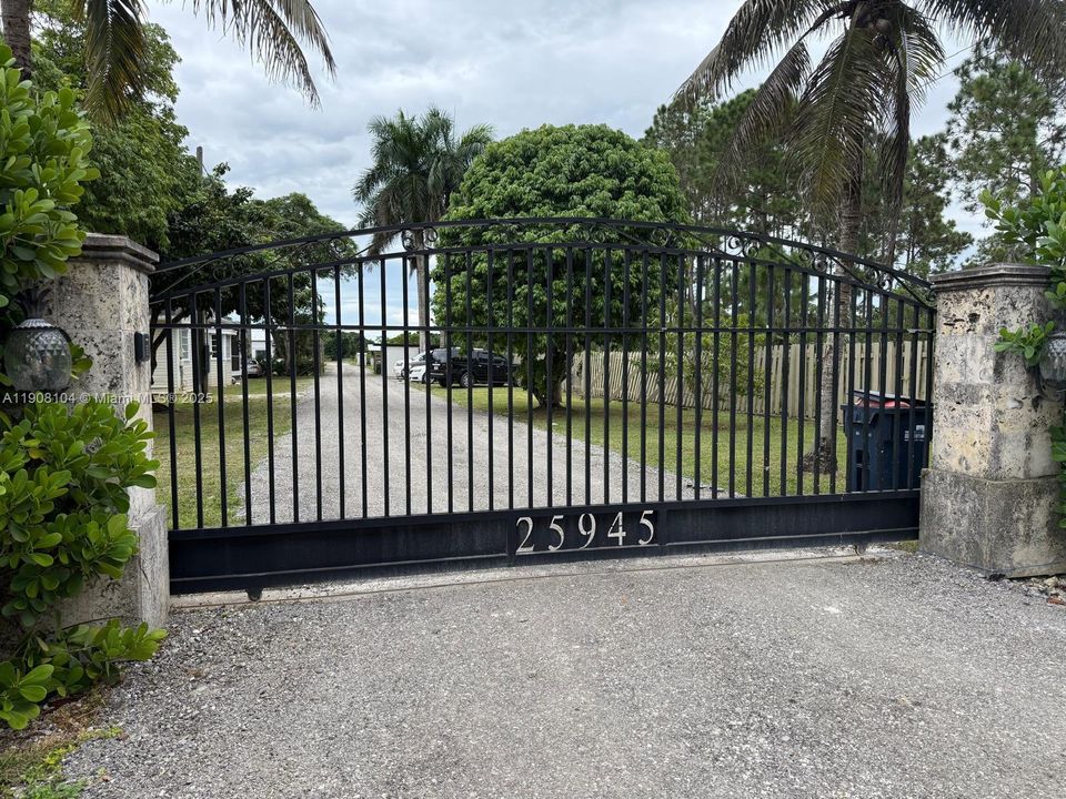 For Sale: $1,500,000 (3 beds, 1 baths, 1748 Square Feet)