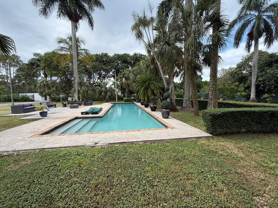 For Sale: $1,500,000 (3 beds, 1 baths, 1748 Square Feet)