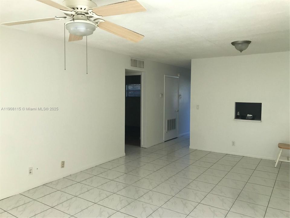 В аренду: $1,800 (2 спален, 1 ванн, 828 Квадратных фут)