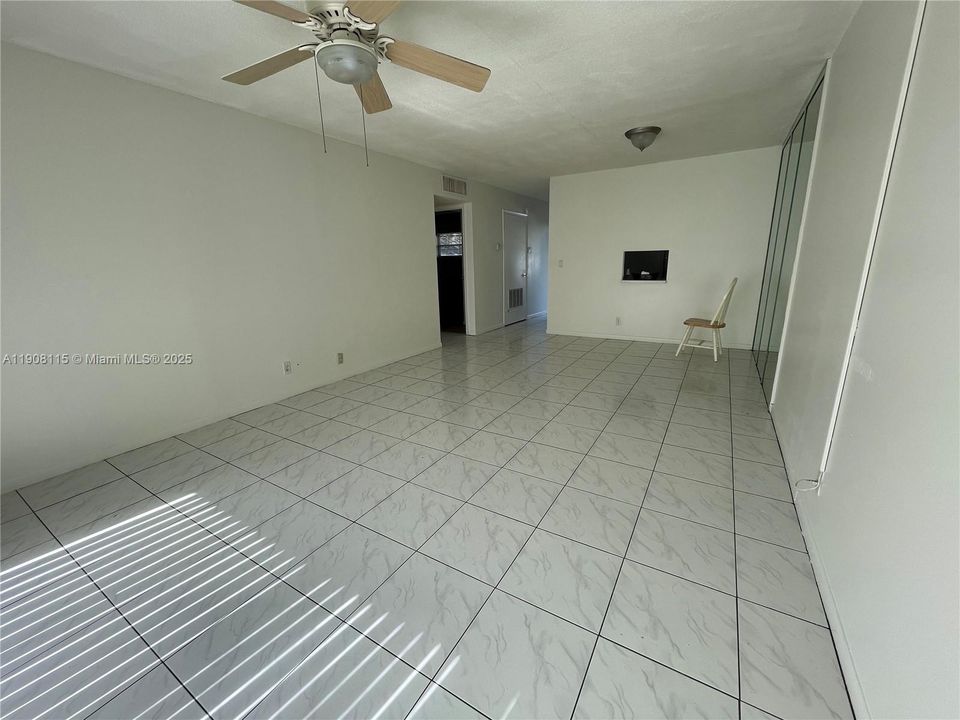 В аренду: $1,800 (2 спален, 1 ванн, 828 Квадратных фут)