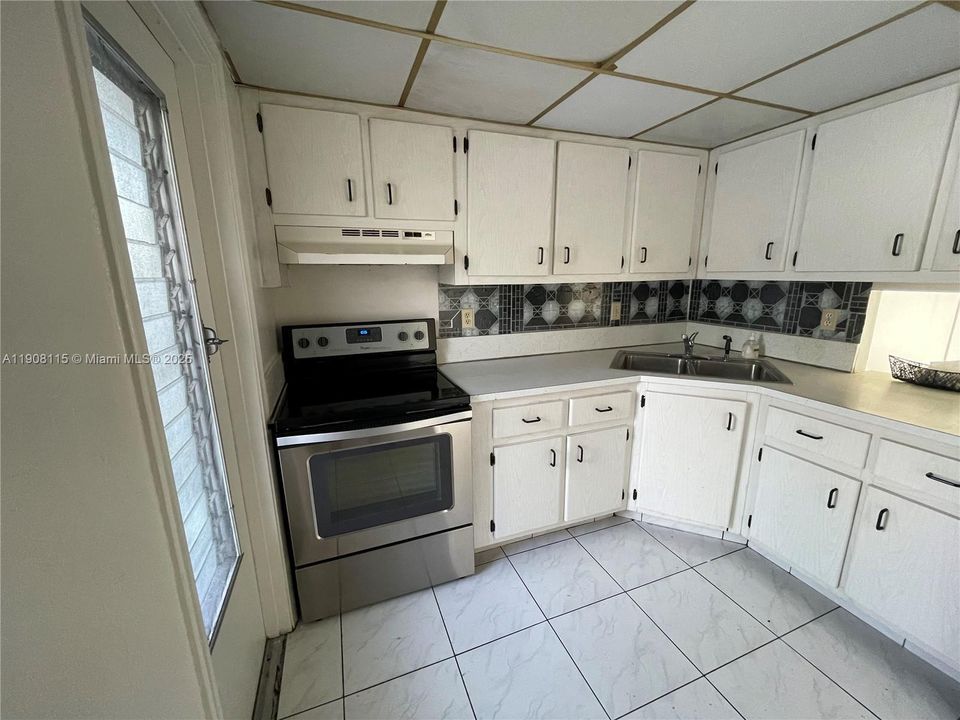 В аренду: $1,800 (2 спален, 1 ванн, 828 Квадратных фут)