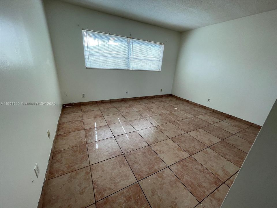 В аренду: $1,800 (2 спален, 1 ванн, 828 Квадратных фут)