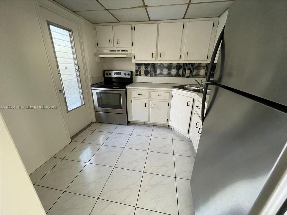 В аренду: $1,800 (2 спален, 1 ванн, 828 Квадратных фут)