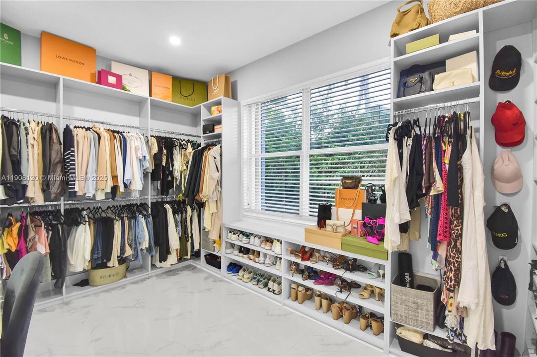 For Sale: $1,695,000 (7 beds, 5 baths, 3952 Square Feet)