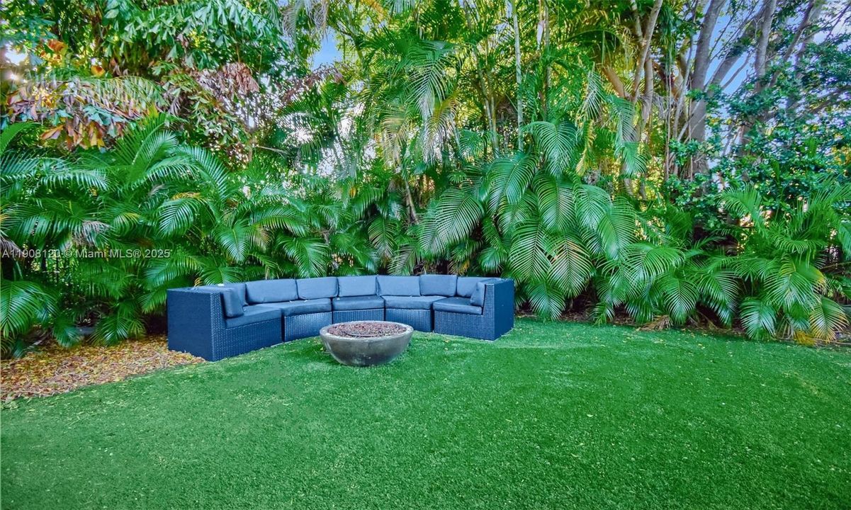 For Sale: $1,695,000 (7 beds, 5 baths, 3952 Square Feet)