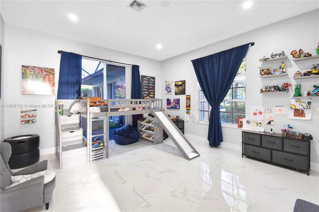 For Sale: $1,695,000 (7 beds, 5 baths, 3952 Square Feet)