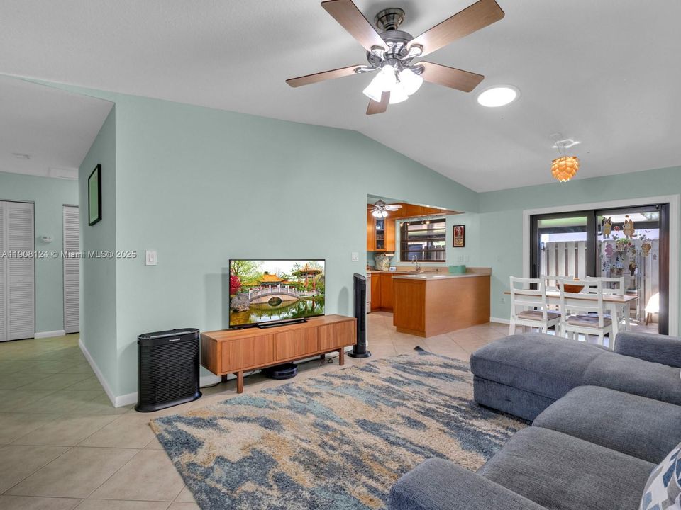 Active With Contract: $419,900 (2 beds, 2 baths, 1188 Square Feet)