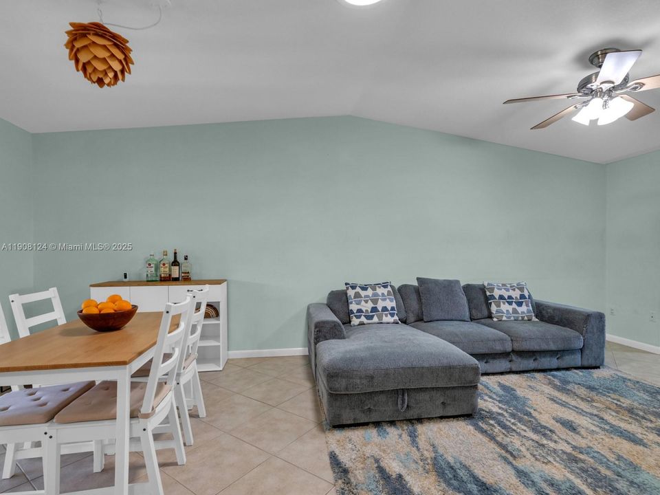 Active With Contract: $419,900 (2 beds, 2 baths, 1188 Square Feet)