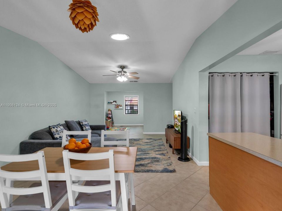 Active With Contract: $419,900 (2 beds, 2 baths, 1188 Square Feet)