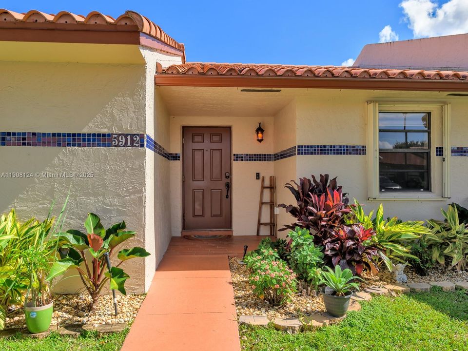 Active With Contract: $419,900 (2 beds, 2 baths, 1188 Square Feet)