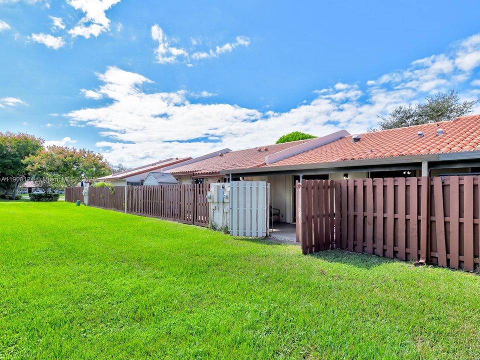 Active With Contract: $419,900 (2 beds, 2 baths, 1188 Square Feet)