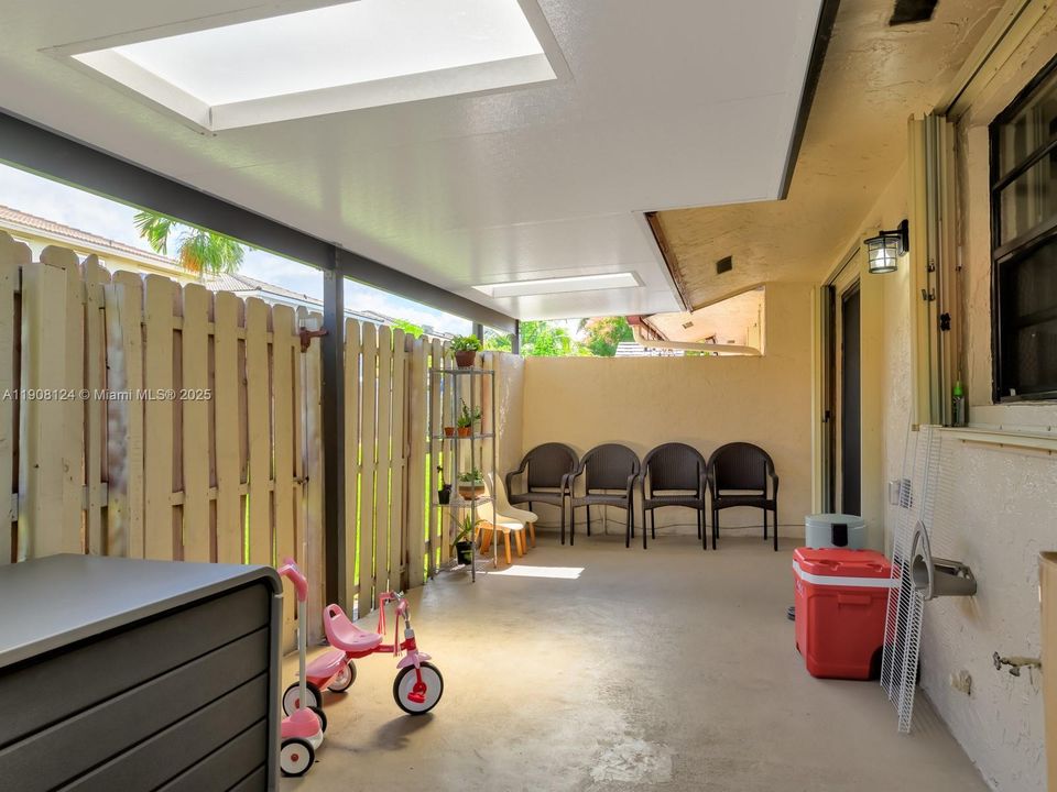 Active With Contract: $419,900 (2 beds, 2 baths, 1188 Square Feet)