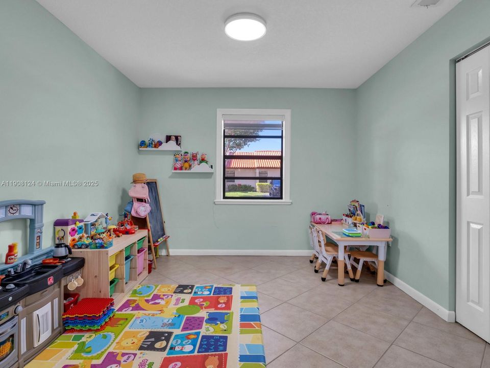 Active With Contract: $419,900 (2 beds, 2 baths, 1188 Square Feet)