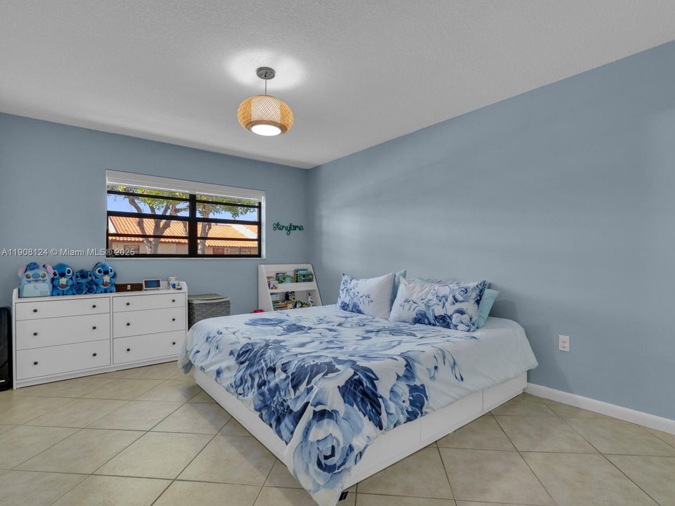 Active With Contract: $419,900 (2 beds, 2 baths, 1188 Square Feet)