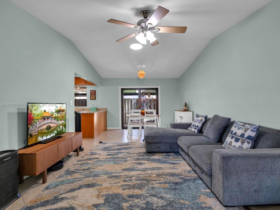 Active With Contract: $419,900 (2 beds, 2 baths, 1188 Square Feet)