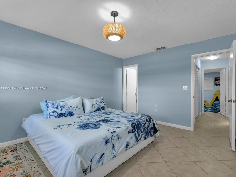 Active With Contract: $419,900 (2 beds, 2 baths, 1188 Square Feet)