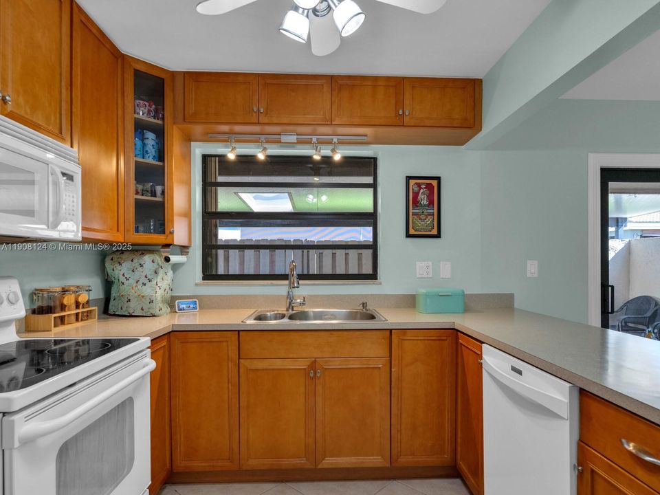 Active With Contract: $419,900 (2 beds, 2 baths, 1188 Square Feet)