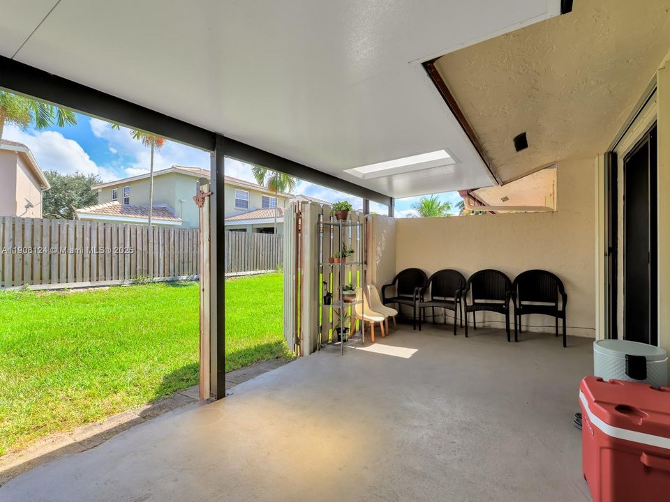 Active With Contract: $419,900 (2 beds, 2 baths, 1188 Square Feet)