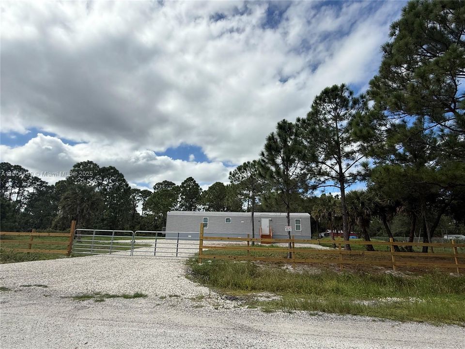 待售: $249,999 (3 贝兹, 2 浴室, 952 平方英尺)