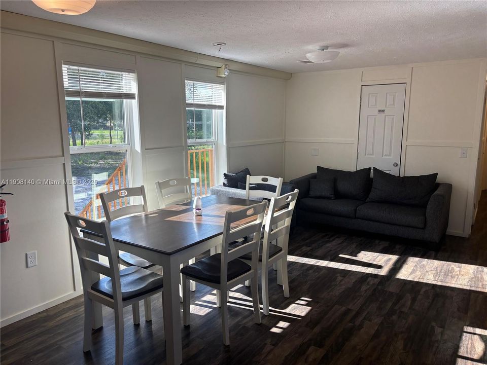 待售: $249,999 (3 贝兹, 2 浴室, 952 平方英尺)