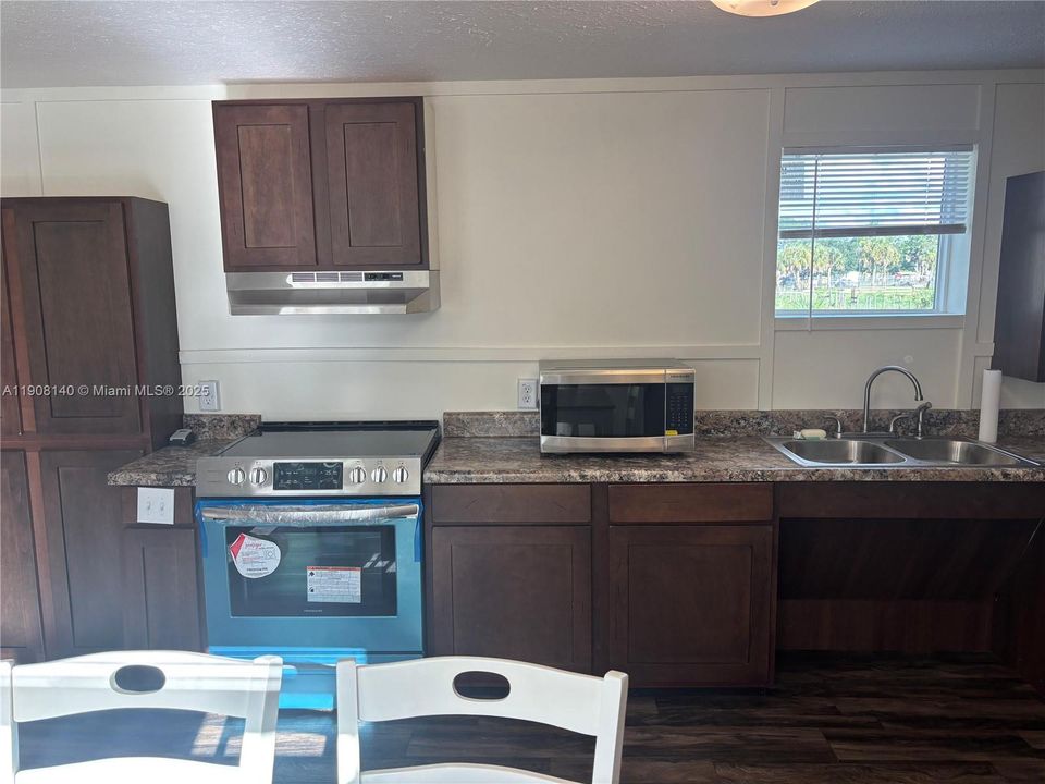 待售: $249,999 (3 贝兹, 2 浴室, 952 平方英尺)