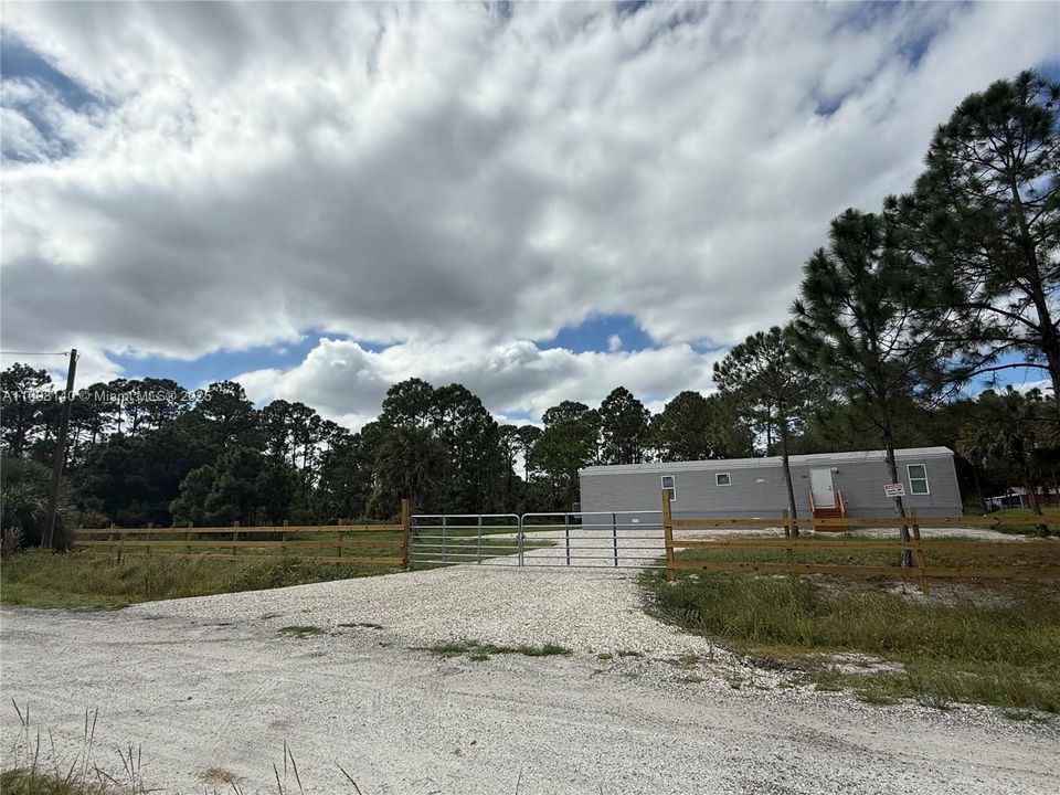 待售: $249,999 (3 贝兹, 2 浴室, 952 平方英尺)